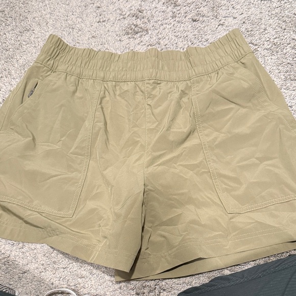 Athleta Pants - Wayfind shorts